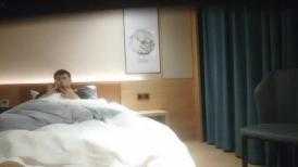 胖子最喜欢嫩妹，苗条小姐姐，黑丝翘臀，美乳细腰，后入画面冲击感强，对白精彩刺激