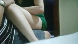 玩真实刺激，搞足疗按摩女，绿裙美少妇，脱下内裤磨蹭骚逼