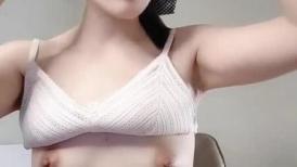 苏州贫乳小少妇也能这么有魅力，真的是好骚呀，奶子小了点，但笑容治愈人，扭动骚臀受不了啦 好骚气！