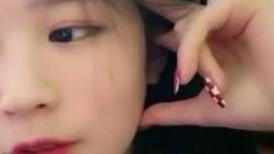 难得一见粉红色美穴大美妞】超高颜值甜美，被窝里给大家秀，脱掉睡衣掰穴，肥穴骚逼特写，搞得满脸潮红