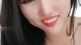 巨乳骚货躺在床上白皙大奶波涛汹涌，和炮友啪啪深入虎穴，露脸口交，白虎粉嫩