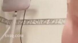 调皮儿子洗手间暗藏摄像头❤️偷窥48岁的无毛B妈妈洗澡4妈妈露脸了