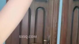 回家直播不方便，在卫生间里面一个人偷偷道具自慰，第一人称完美露脸