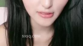 【G奶无毛美穴近日刚播网红妹】高颜值性感吊带黑丝，翘起双腿特写，掰开小穴假屌抽插，跪着扭动圆润美臀，看着更是诱人