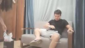 良家小骚货，在哥们面前操逼，美女很兴奋骑上来磨蹭，深喉吸吮口活很棒，激情爆操哥们旁边摸奶子