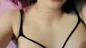 奶子很圆润的小少妇露脸深夜和新交的男友激情啪啪，全程露脸吃奶玩逼无套抽插，激情上位后入看她骚浪的表情
