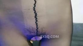 【近日刚播明星颜值女神】眼镜御姐风，极品美腿开档黑丝，近距离特写扣穴，翘起美臀扭动，抬起双腿看小穴