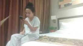 酒店约操良家骚女，掰开双腿摸穴，埋头舔屌活不错，怼着骚穴抽插