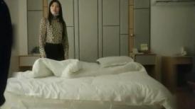 【豹纹装170CM极品美腿外围女】气质不错长发御姐型，扒掉内裤要看小穴，69姿势舔逼怼着镜头，扛起腿怼着骚穴猛操