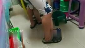 大哥去进货了，弟弟和嫂子在仓库里偷情啪啪如狼似虎的嫂子呻吟超给力