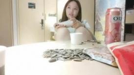【良家故事】，VIP密码房，漂亮00后小姐姐，酒店调情氛围到位，白嫩胴体横陈随意爆操骚逼