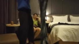 极品肥臀骚熟女，肉丝高跟鞋，翘起屁股求操，怼着骚逼大力输出