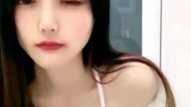 01年属龙--七仙女：你一个月三千多，退休金么哈哈，我家有人，悄悄自慰，是我侄儿，这是我房间里的独立卫生间。小心自慰，好刺激哦好怕被偷听！