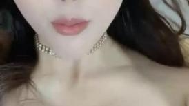 御姐系-大眼睛高级脸网红美妞，光滑美腿风骚诱人，撩下内衣白嫩奶子，拿出假屌猛捅骚穴，水声哗哗太爽一直浪叫