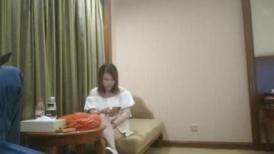 人妻骚女再来一炮，骑在身上摸肥臀，站立后入全裸输出，搞得受不了