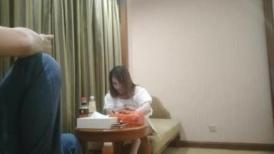 酒店约操人妻骚女，伸进内裤摸逼，扶着大屁股后入，骑乘猛坐爽翻