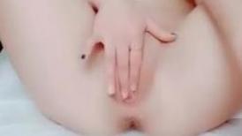 【如充气娃娃一般超粉美穴】两根水晶假屌一起插，塞满双洞，大黑牛震动双倍快乐，高潮出水毛巾多湿了太骚了