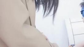 OL风小西装美少妇，拔下裤子里面穿着丁字裤，大肚子猥琐男腰操逼，骚穴骑乘自己动，射的太快无法满足，振动棒抽插自慰