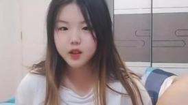纯纯小欲妹~微胖天花板~全程露脸微胖才是极品~年轻颜值天花板3P大秀直播，后面插一根上面口一根