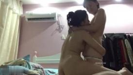 ❤️两个颜值颇高的拉拉女同在房间互舔互抠，还给对方看手上抠出来的白带❤️
