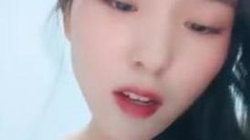 女神的幸福生活，超高颜值清纯美女，夹着大肥穴揉搓自慰，中年大叔加入操逼，多种姿势尽情蹂躏