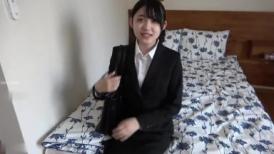 清纯美少女，刚出来工作 OL制服丝袜美腿，丝袜拔开个洞就插罕见一线馒头粉逼 好紧