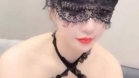 颜值不错的御姐女神，黑丝高跟情趣兔女郎装扮，自己玩大黑牛自慰骚穴，听狼友指挥自慰浪叫呻吟妩媚风骚刺激