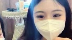 《周导的夏天》女大学生挣钱堕胎约男技师上门服务闺蜜偷拍结果在浴室就干起来了