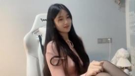 难得一见的无敌甜美超级美少女，笑起来像吃了蜜一样的甜，大胸脯亮点满满，黑丝美腿 简直了