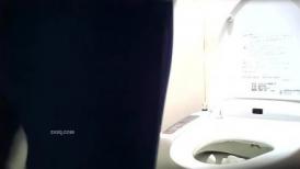 牛逼小哥在写字楼女厕偷装摄像头偷拍女同事尿尿妹子安全起见在逼里塞卫生纸防止侧漏