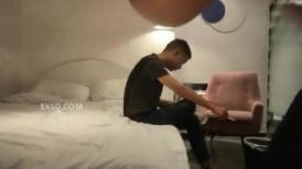 探花錘子哥與老鐵星級酒店開房現場直播高價約了個騷氣十足禦姐玩3P遊戲 跪舔騎乘後入輪流玩弄幹得尖叫聲不斷 太猛了 對白清晰