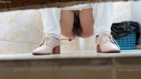 办公楼冒死尾随黑衣白裤美女同事,清晰可见的肥美穴肉真心受不了