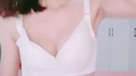 风骚十足小少妇，激情大战头套男，按着头深插嘴，黑白丝袜骑乘抽插，站立侧入，各种姿势输出