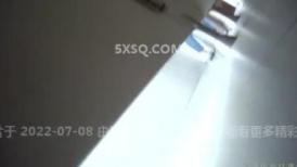 七月新流出原版电子厂 极品黄衣小美女看到了什么 露出这么惊讶的表情