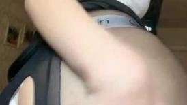 大波浪性感美腿小姐姐！开档黑丝丁字裤，半脱下内裤，翘起屁股震穴，链子情趣装振动棒猛插