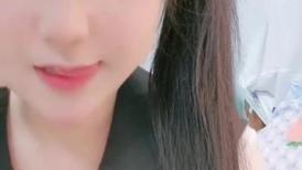 【纯欲系天花板】今日首播，18双马尾萝莉，JK装短裙，撩起衣服揉捏奶子，紧致超粉美穴，超近距离特写，妹子一脸呆萌