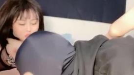 两个小鲜肉情侣遇到绝美一线天逼逼，男主的龟头都是粉色的无套进出极品名器内射