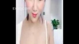 文艺轻熟女露脸道具自慰，再和炮友啪啪做爱，屌大暴力后入打桩