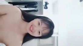 【美大学生】，假期一个人在家，清纯学生妹自慰，看着年龄不大，骚劲不小，各种挑逗撩拨