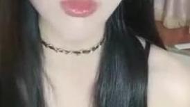大眼睛网红美女，大尺度收费秀，掰穴特写里面湿湿，假屌爆插流出白浆，翘起肥臀后入，双指猛扣骚逼，浪叫呻吟不断