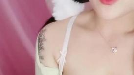 【明星颜值19岁无敌美妞】清纯长相，爆乳D罩杯，一线天粉穴，越来越骚，自摸咬唇一脸淫荡，浪叫呻吟更是诱人