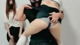 大哥强扒两个短裙少妇，强行扒光玩弄骚穴和奶子，跳蛋蹂躏口交大鸡巴，床上床下轮流爆草两女，浪叫呻吟不止