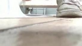 新流出 潜入校园女厕近距离偷窥美女同学的小黑B