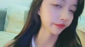 有点混血高挑模特女神，撅起屁股露出美鲍鱼，和网友聊聊自己的性事，特写粉木耳