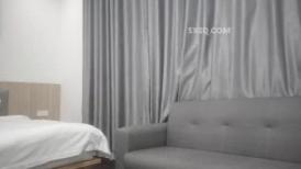 【老马寻花】酒店约操少妇，隔着衣服一顿摸，跪地吸屌活很棒，张开双腿爆插后入