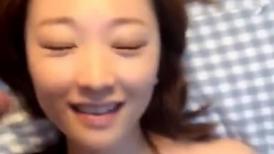 素颜女神露脸第一视角自慰，聊聊性经验，再和男友口交无套后入操逼
