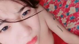 【年龄不大超嫩越南小妹】刚加入操粉穴，拿屌洞口磨蹭，摸着贫乳猛插，后入表情对着镜头，骑乘扭动细腰