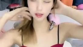 极品新人美少女！超高颜值很会玩！假屌深插骚逼，浴室湿身自慰，骑坐抽插，从下往上视角拍摄