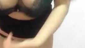 性感美乳妹子全裸光滑肌肤弹性乳房自摸捏奶给狼友欣赏掰开小嫩逼手指插进阴道毛多骚话刺激