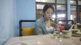 再约良家珠宝女，吃完饭带回酒店操逼，推到强吻扒掉裤子，扛起腿就是爆操，仙丹加持很猛